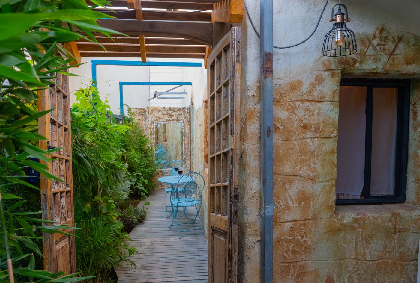 השביל לחצר
